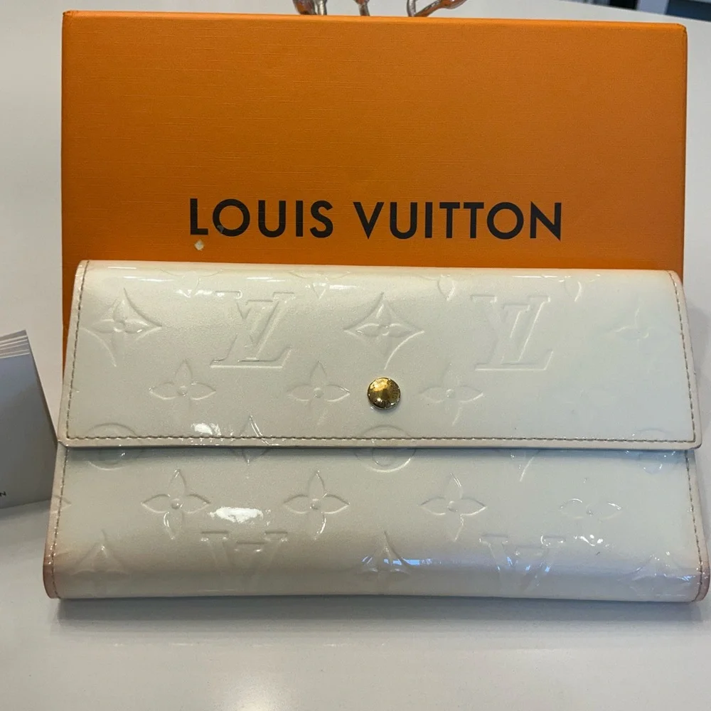 Louis Vuitton Ivory Sarah Vernis Wallet - Picture 2 of 11